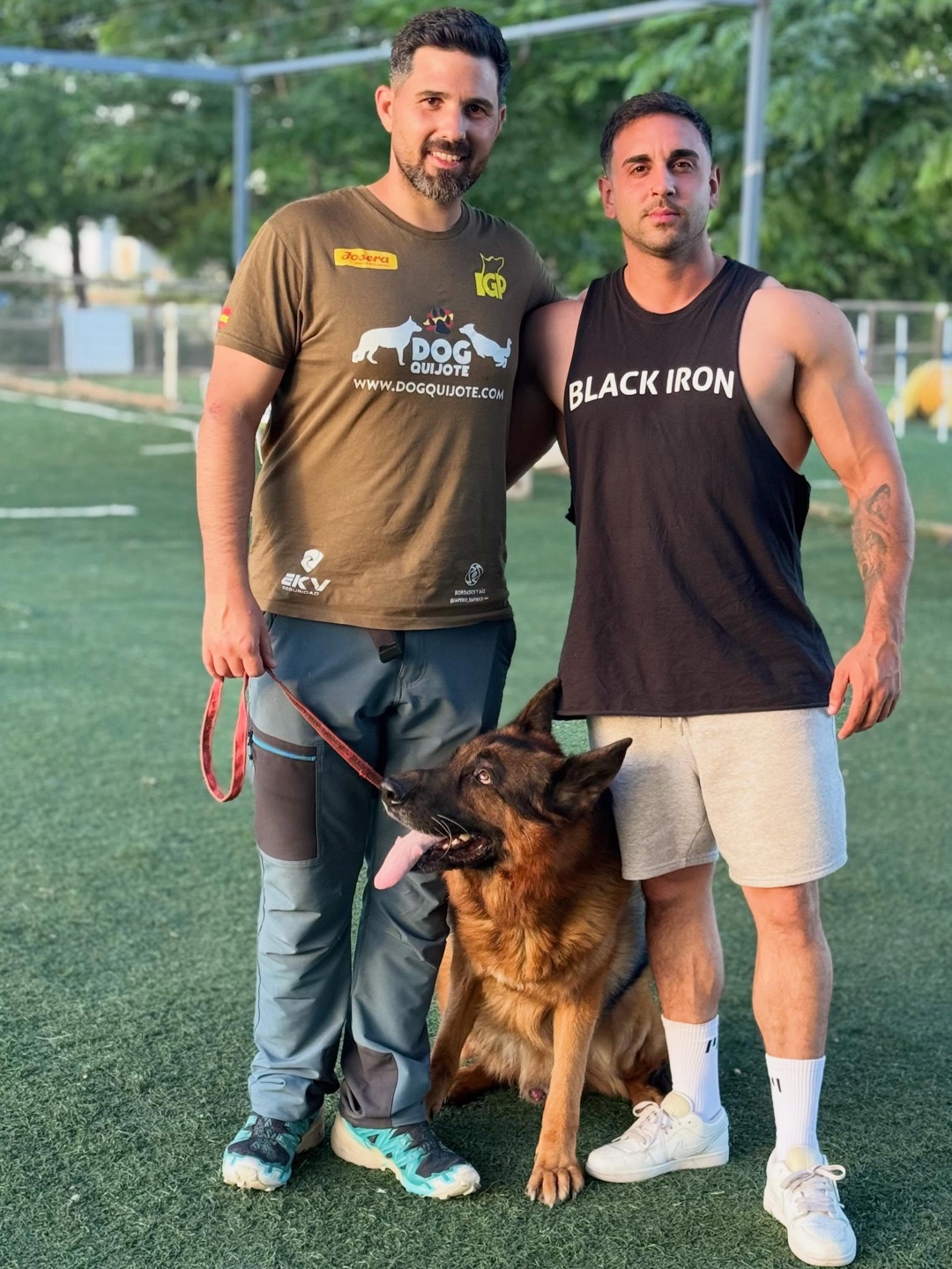 Adiestrador de Dogquijote con la camiseta del centro junto a un cliente y su pastor alemán
